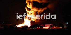 Η φωτιά που κατακαίει εργοστάσιο πλαστικών στα Μέγαρα