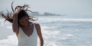 Η Μέγκαν Μαρκλ αβίαστα κομψή με λευκό slip dress στην παραλία