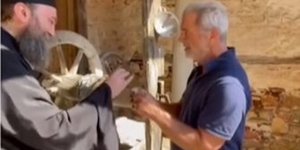 Ο Μελ Γκίμπσον στο Άγιον Όρος δέχεται αγιασμό από Ορθόδοξο μοναχό 