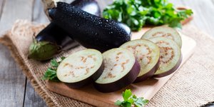 Η μελιτζάνα είναι ένα από τα πιο ευέλικτα και αγαπημένα λαχανικά της ελληνικής κουζίνας. Πλούσια σε φυτικές ίνες, κάλιο, αντιοξειδωτικά και βιταμίνες, συμβάλλει θετικά στην καρδιαγγειακή και πεπτική υγεία. Παρ' όλα αυτά, συχνά «κακοποιείται» διατροφικά: τηγανίζεται σε πολύ λάδι ή βράζεται υπερβολικά, χάνοντας έτσι μεγάλο μέρος από τα θρεπτικά της συστατικά. Το λάθος που κάνουν πολλοί Η σάρκα της μελιτζάνας είναι ιδιαίτερα πορώδης. Αυτό σημαίνει ότι απορροφά μεγάλες ποσότητες λίπους. Ένα τηγανητό πιάτο με μ