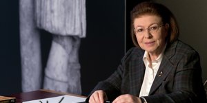 Λίνα Μενδώνη με καρό