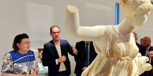 Η υπουργός Πολιτισμού, Λίνα Μενδώνη, εγκαινίασε το πλήρως ανακαινισμένο Αρχαιολογικό Μουσείο Θήρας