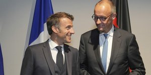 Από αριστερά, ο Γάλλος πρόεδρος Εμανουέλ Μακρόν και ο Γερμανός καγκελάριος, Φρίντριχ Μερτς 