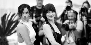 Γιατί οι millennials δείχνουν πάντα μικρότεροι; Τα μυστικά που αποκαλύπτουν μια δερματολόγος και μια στιλίστρια