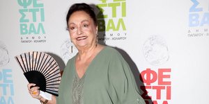 Θεατρική βραδιά για τη Μίρκα Παπακωνσταντίνου -Με αέρινο φόρεμα και παπούτσια άνετα, αλλά με λίγο τακούνι