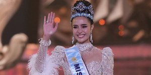 Η Opal Suchata Chuangsri από την Ταϊλάνδη στέφθηκε Μις Κόσμος στο Χαϊντεραμπάντ της Ινδίας, το Σάββατο 31 Μαΐου 2025