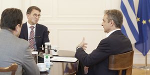 Ο Κυριάκος Μητσοτάκης με τον εκτελεστικό αντιπρόεδρο και CCO της Microsoft