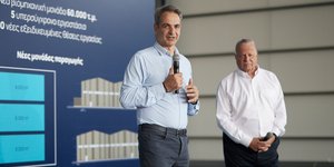 Ο Κυριάκος Μητσοτάκης και ο Ευάγγελος Μυτιληναίος στις εγκαταστάσεις της METLEN 