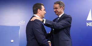 Ο Κυριάκος Μητσοτάκης συγχαίρει τον Κώστα Σκρέκα που εξελέγη νέος γραμματέας της ΝΔ