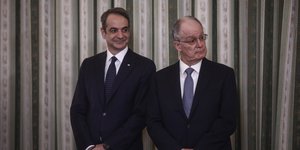 Ο πρωθυπουργός Κ. Μητσοτάκης με τον ΠτΔ Κ. Τασούλα