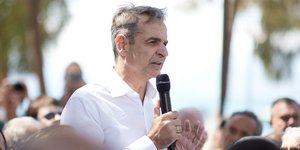 Ο Κυριάκος Μητσοτάκης μιλά σε πολίτες