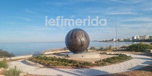 Το μνημείο «καιόμενη σφαίρα» στην παραλία του Ματιού