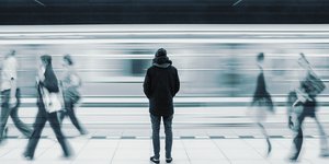 «Οι άνθρωποι χρειάζονται τη μοναξιά»: Πώς το να ζεις μόνος μπορεί να σε κάνει πιο ευτυχισμένο