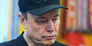 Το μαυρισμένο μάτι του Έλον Μασκ στη συνέντευξη Τύπου με τον Ντόναλντ Τραμπ