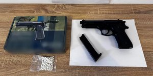 Το αεροβόλο πιστόλι που κατασχέθηκε κατά τη σύλληψη του 45χρονου