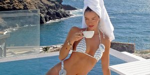 Η Μόρα Χίγκινς στη Μύκονο
