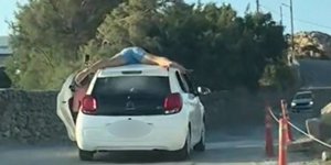 Νεαρός ξάπλωσε στην οροφή εν κινήσει ΙΧ στη Μύκονο για ένα βίντεο στα social media
