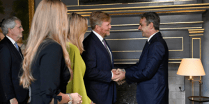 Ο Κυριάκος Μητσοτάκης χαιρετά το βασιλικό ζεύγος της Ολλανδίας