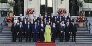 Η «οικογενειακή» φωτογραφία με τους ηγέτες του NATO και το βασιλικό ζεύγος της Ολλανδίας στη Χάγη