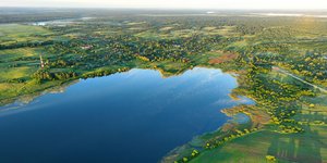 Λίμνη και αρδευτικά ρυάκια σε αγροτική περιοχή