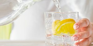 Παγάκια και φέτες λεμονιού καλύτερα να τα αποφεύγετε λέει γιατρός