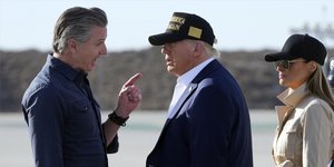 Ο Γκάβιν Νιούσομ μιλάει έντονα στον Τραμπ υπό το βλέμμα της Μελάνια