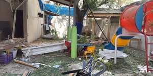 Αυλή νηπιαγωγείου στο Ισραήλ γέμισε συντρίμμια μετά το χτύπημα του Ιράν