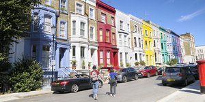 Γιατί οι κάτοικοι του Notting Hill βάφουν τα σπίτια τους μαύρα