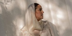 Η νύφη που ξέφυγε από τα κλασικά -Κουκούλα, μπολερό και μια bridal εμφάνιση αλλιώτικη από τις άλλες