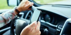 Οδηγός με κινητό στο χέρι