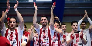 Πανηγυρισμοί των παικτών του Ολυμπιακού μετά τη νέα νίκη επί της ΑΕΚ