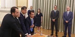 Ορκίστηκαν ο Πλεύρης και οι 3 νέοι υφυπουργοί της κυβέρνησης στο Προεδρικό