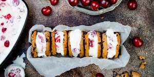 Παγωτό σάντουιτς με cookies, γιαούρτι και κεράσια / Φωτογραφία: Shutterstock