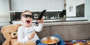 Παιδί στο σπίτι με τηλεκοντρόλ στο χέρι