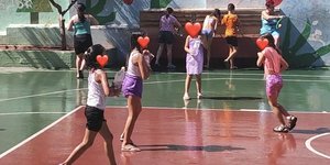 Παιδιά παίζουν σε προαύλιο σχολείου