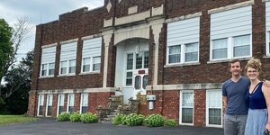 Αγόρασαν ένα παλιό σχολείο και το μετέτρεψαν σε σπίτι