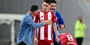 Ο Αντώνης Παπακανέλλος δέχεται οδηγίες από τον Μεντιλίμπαρ