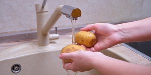 Το πλύσιμο της πατάτας στον νεροχύτη
