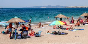 Γεμάτες οι παραλίες της Αττικής και σήμερα