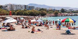 Γεμάτη παραλία της Αττικής