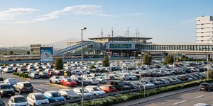 Πάρκινγκ αυτοκινήτων στο αεροδρόμιο Ελευθέριος Βενιζέλος 