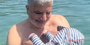 Ο γιος του Γιώργου Πατούλη και της Νάνσυς Κοιλού έκανε το πρώτο του μπάνιο στη θάλασσα