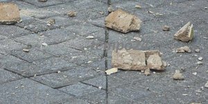 Μεγάλα κομμάτια από σοβάδες έπεσαν στον πεζόδρομο της Ρήγα Φεραίου στην Πάτρα