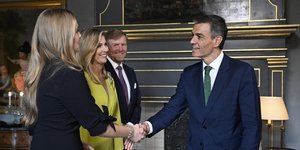 Ο Πέδρο Σάντσεθ σε χειραψία με την βασιλική οικογένεια