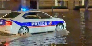 Αστυνομικοί στη Γαλλία έκαναν περιπολία στους πλημμυρισμένους δρόμους με μουσική από τον Τιτανικό