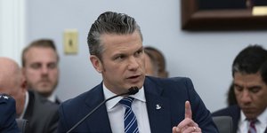 Ο Πιτ Χέγκσεθ απαντά σε ερωτήσεις στην επιτροπή της Βουλής για την Εθνοφρουρά