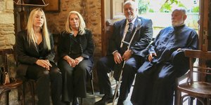 Η οικογένεια του Πετρολούκα Χαλκιά στη Μητρόπολη Αθηνών