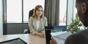 Τέσσερα απλά βήματα που μπορεί να σας βοηθήσουν να απαντήσετε σε οποιαδήποτε ερώτηση σε μια συνέντευξη για δουλειά / PEXELS