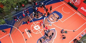 Η μορφή του Γιάννη Αντετοκούνμπο δεσπόζει στο ανακαινισμένο γήπεδο
