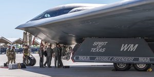 Πιλότοι και πλήρωμα στην προετοιμασία προσγείωσης του stealth βομβαρδιστικού B-2